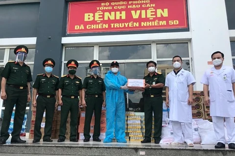 Помощь передана в военный госпиталь 5D в провинции Биньзыонг 17 августа (Фото: qdnd.vn)