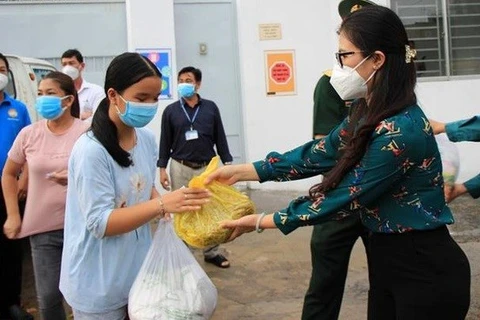Представитель комитета Отечественного фронта Вьетнама в Хошимине передает гуманитарную помощь бедным рабочим, пострадавшим от пандемии COVID-19 в квартале Хиептхань 12 района. (Фото: ВИА)