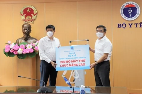 Министр здравоохранения Нгуен Тхань Лонг (слева) получает 200 аппаратов искусственной вентиляции легких, подаренных Вьетнамской нефтегазовой группой (PetroVietnam) (Фото: moh.gov.vn)