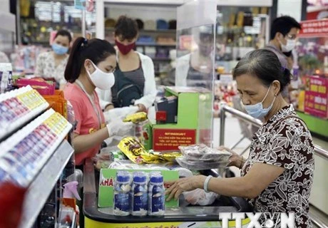 Потребители делают покупки в супермаркете во Вьетнаме (иллюстративное фото: ВИА)