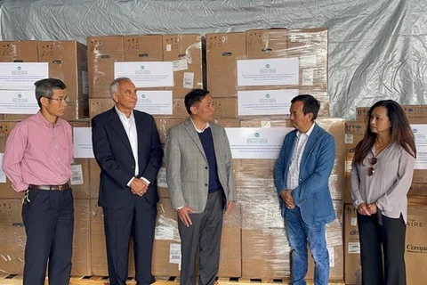 Дэвид Зыонг, президент California Waste Solutions (CWS) и генеральный директор Vietnam Waste Solutions (VWS) передал Вьетнаму 250 аппаратов ИВЛ (Фото: ВИА)
