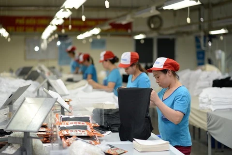 Рабочие шьют одежду на экспорт. (Фото: ВИА)