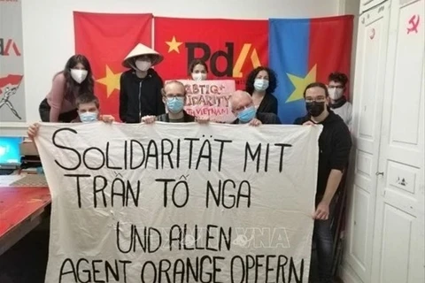 Члены Швейцарской партии труда выражают солидарность с жертвами Чан То Нга и АО /диоксина (Фото: ВИА)