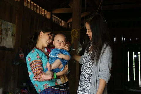 Представитель ЮНФПА во Вьетнаме Наоми Китахара (справа) посещает женщину из этнической группы монг и ее ребенка в коммуне Тангао района Син Хо, провинция Лайчау (Фото: ЮНФПА)