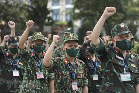 Студенты Военно-медицинской академии проявляют солидарность и решимость перед отъездом на юг для борьбы с эпидемией. (Фото: ВИА)