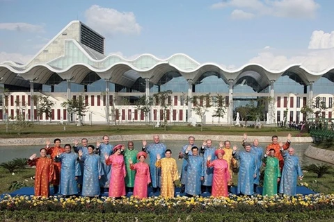 Мировые лидеры в традиционной вьетнамской одежде позируют для группового фото на саммите АТЭС в Ханое в 2006 году (Фото: ВИА) 