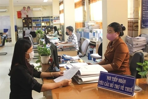 Сотрудник налоговой службы дает инструкции налогоплательщику (Фото: laodong.vn