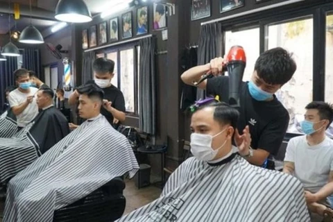 Ожидается, что с 1 октября откроются закрытые парикмахерские в Хошимине (Фото: tienphong.vn)