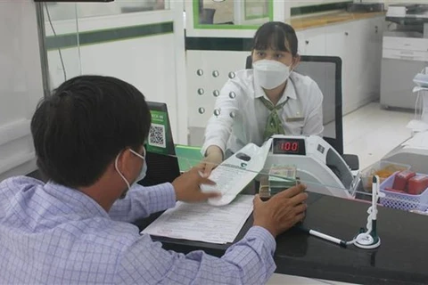 Клиент, совершающий операции в отделении Vietcombank в провинции Контум (Фото: ВИА)