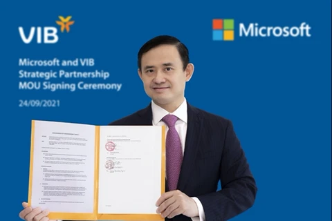 Чан Нят Минь, заместитель генерального директора и ИТ-директор VIB позирует фотографу с сертификатом партнерства. (Фото: любезно предоставлено VIB)