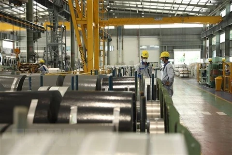 Рабочие производят стальной прокат на экспорт на предприятии JFE Shoji Steel Hai Phong в промышленном парке VSIP Hai Phong. (Фото: ВИА)