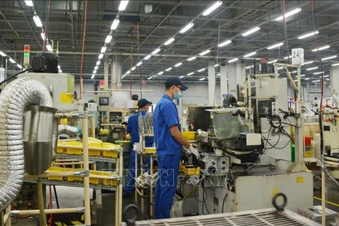 Рабочие фабрики в индустриальном парке Линьчунг 1. (Фото: ВИА)