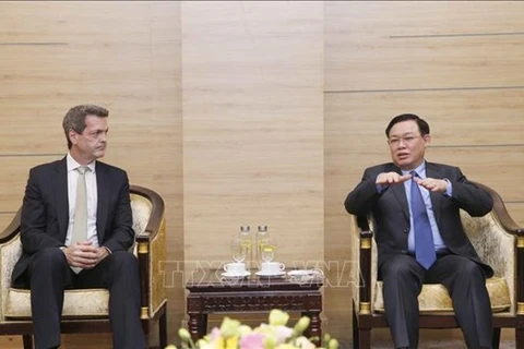 Председатель НС Выонг Динь Хюэ (справа) и страновой директор АБР Эндрю Джеффрис на встрече в Ханое 5 декабря (Фото: ВИА) 
