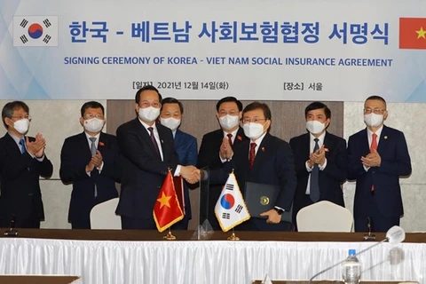 На церемонии подписания (Фото: Министерство труда, инвалидов войны и социального обеспечения Вьетнама)