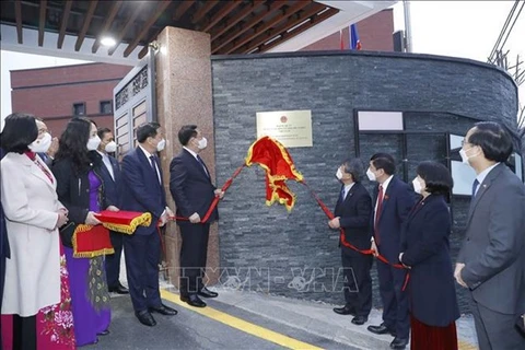 14 декабря председатель Национального собрания Выонг Динь Хюэ присутствовал на церемонии открытия таблички с названием новой штаб-квартиры посольства Вьетнама в Сеуле. (Фото: ВИА)