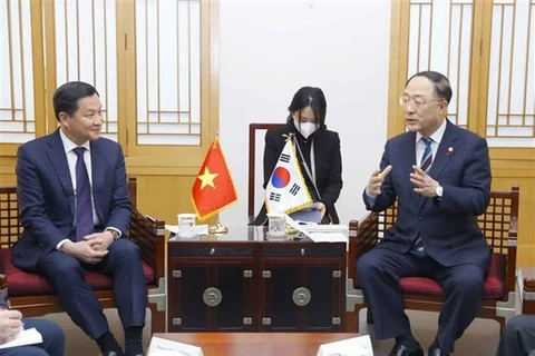 Заместитель премьер-министра Ле Минь Кхай 14 декабря провел переговоры с заместителем премьер-министра, министром финансов Республики Корея Хонгом Нам Ги (Фото: ВИА) 