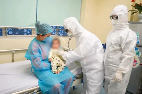 Врачи Центральной педиатрической больницы обследуют трехмесячную девочку из провинции Виньфук. (Фото: ВИА) 