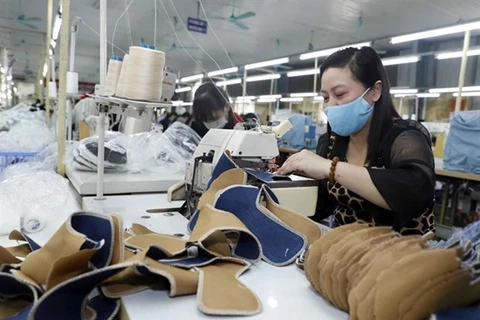 Обувь производится на экспорт рабочими компании TEXCHE в Ханое (Фото: ВИА) 