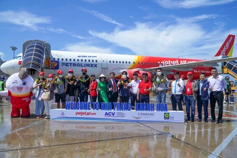Пассажиры первого рейса Vietjet Air из Сеула в Нячанг. (Фото: vietjetair.com)