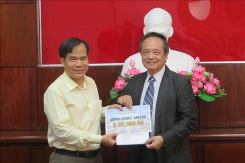 К.н. Зыонг Мань Кыонг (справа), представитель Американского университета AUV на севере Вьетнама передал 41 стипендию городу Кантхо. (Фото: ВИА)