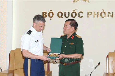 Генерал-полковник Хоанг Суан Чиен вручает памятный знак Министерства обороны полковнику Томасу Стивенсону. (Фото: ВИА)