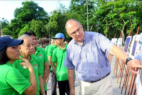 Г-н Ким Хойлунд Кристенсен, посол Дании во Вьетнаме и руководители провинции Тхыатхьен-Хюэ приняли участие в заезде на велосипедах.