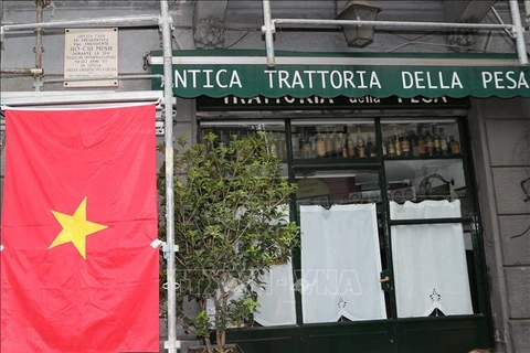 Фасад ресторана Antica Trattoria della Pesa и памятный знак дяди Хо (вверху слева). (Фото: ВИА)