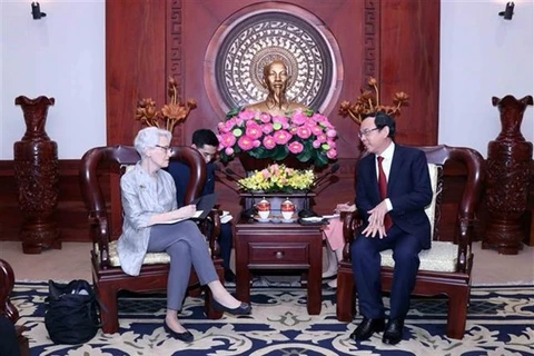 На встрече секретаря горкома партии Нгуен Ван Нен и заместителя госсекретаря США Венди Шерман (Фото: ВИА)