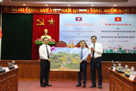 Высокопоставленные делегации провинций Куангбинь (Вьетнам) и Саваннакхет (Лаос: Фото: ВИА)