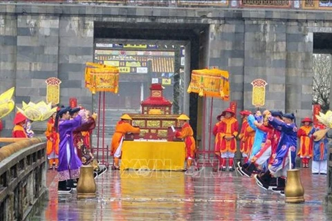 Реконструкция церемонии Бан Шок - празднования официального выпуска календаря при династии Нгуен, которое периодически проводится в конце лунного года. (Фото: ВИА)