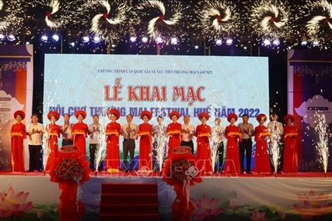 Делегаты разрезают ленточку, чтобы открыть торговую ярмарку Фестиваля Хюэ (Фото: ВИА) 