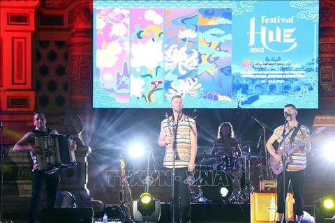 Группа Gute Gute из Израиля выступает на сцене. (Фото: ВИА)