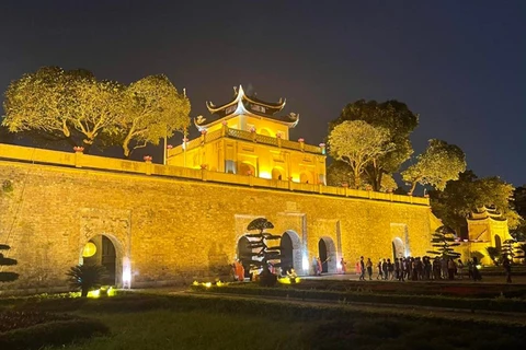 Обзорная экскурсия по ночной императорской цитадели Тханглонг. (Фото: ВИА)