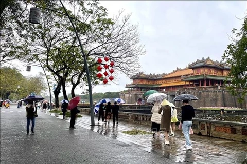 Посетители направляются в Имперский город Хюэ в городе Хюэ, центральной провинции Тхыатхиен-Хюэ. (Фото: ВИА) 