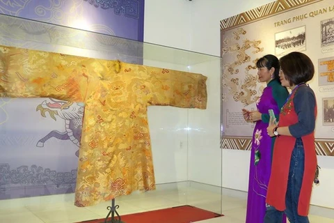 Один из костюмов чиновников династии Нгуен, представленных на выставке. (Фото: ВИА)