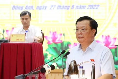 Секретарь парткома города Ханоя, глава группы депутатов от Ханоя Динь Тиен Зунг выступает на конференции. (Фото: ВИА)