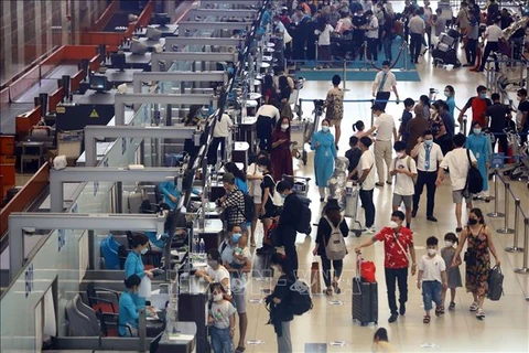Количество пассажиров в аэропорту Нойбай резко растет, превышая проектную мощность пассажирского терминала Т1. (Фото: ВИА)