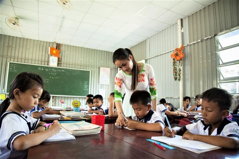 Урок в 2-м классе в начальной школе Мидык в приграничном районе Хатиен. (Фото: vpubnd.kiengiang.gov.vn)