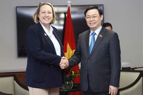 Председатель НС Выонг Динь Хюэ провел беседу с министром международной торговли Великобритании Анной-Мари Тревельян.