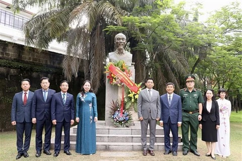 Вице-президент Во Тхи Ань Суан (четвертый слева) возложила цветы к памятнику президенту Хо Ши Мину в саду АСЕАН в Маниле (Фото: ВИА) 