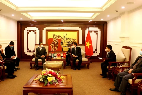 Посол Обейд Саид Обейд Бинтареш Аль Дахери выразил пожелание, чтобы ОАЭ и Вьетнам имели активное и тесное сотрудничество в области транспорта. (Фото: mt.gov.vn) 