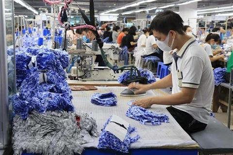 Трудящиеся на текстильном предприятии. (Фото: ВИА)