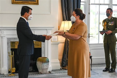 Генерал-губернатор Новой Зеландии дама Синди Киро (справа) получает верительные грамоты от посла Вьетнама в Новой Зеландии Нгуена Ван Чунга. (Фото: ВИА) 