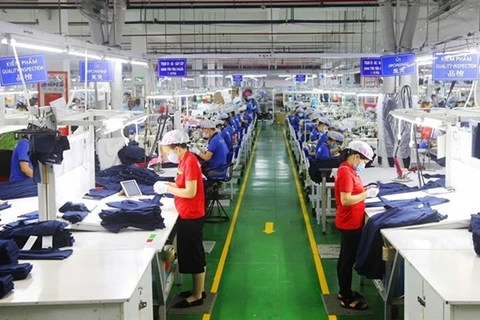 Швейные изделия производятся рабочими компании Apparel Far Eastern Vietnam в провинции Биньзыонг. (Фото: ВИА) 