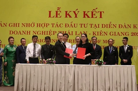 Вьетнамский и тайский бизнес подписывают меморандумы об инвестиционном сотрудничестве на форуме 7 июля. (Фото: ВИА) 