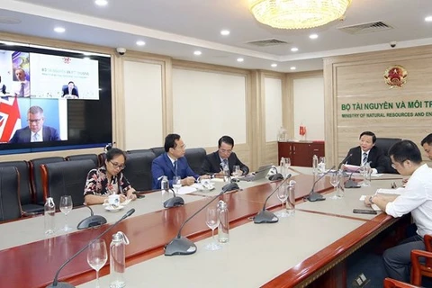  Министр природных ресурсов и окружающей среды Чан Хонг Ха провел онлайн-встречу с Алоком Кумаром Шармой, Министром бизнеса, энергетики и промышленной стратегии Великобритании и председателем COP26. (Фото: ВИА)