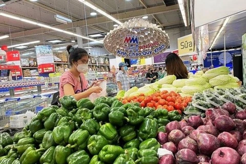 Люди делают покупки в супермаркете в Ханое. (Фото: baochinhphu.vn) 