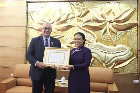 Председатель VUFO посол Нгуен Фыонг Нга вручает знак отличия послу Бельгии во Вьетнаме Полу Янсену (Фото: ВИА) 