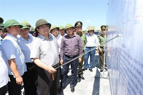 Премьер-министр Фам Минь Тьинь совершил визит на ключевые проекты в провинции Нгеан. (Фото: ВИА) 