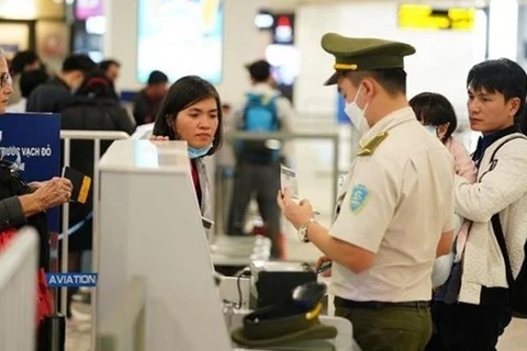 Пассажиры проходят проверку безопасности в аэропорту. (Фото: ВИА)